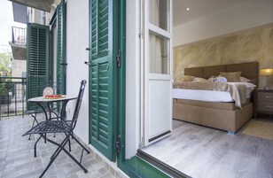 Deluxe Tek Büyük Yataklı Oda, Balkon | Odada kasa, masa, güneşlik/perde, ses yalıtımı 