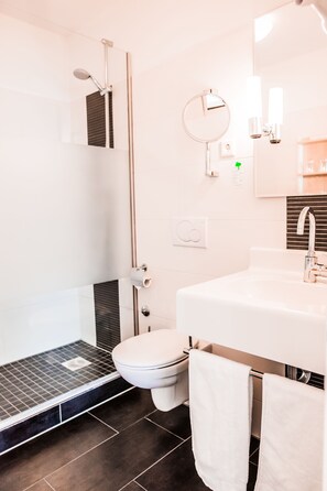 舒適雙人房 | 浴室 | 淋浴設備、提供毛巾