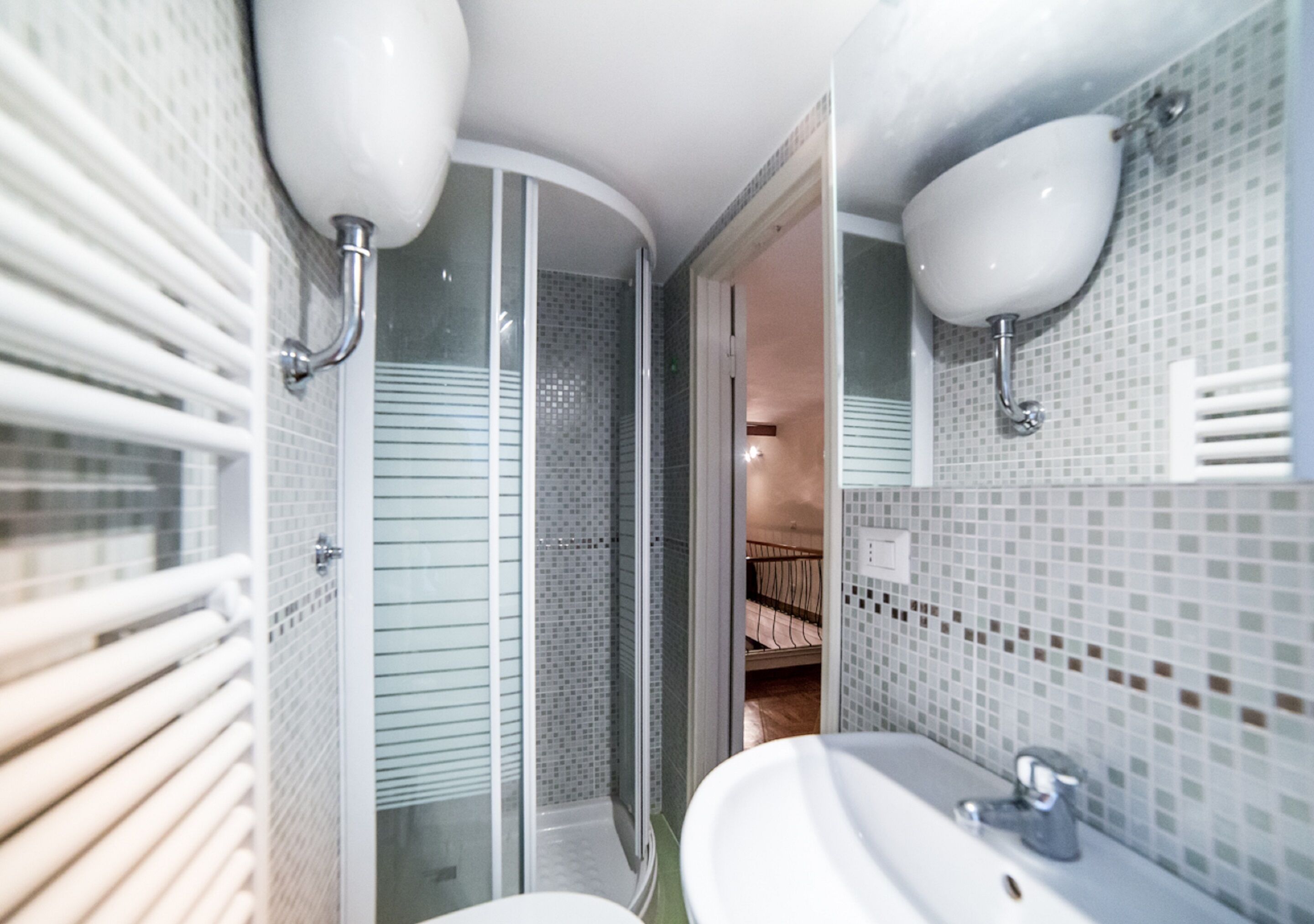 Duplex standard, 1 quarto | Banheiro | Chuveiro, chuveiro com efeito de chuva, produtos de toalete grátis 