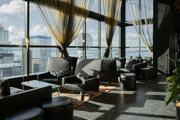 2 bars/lounges, rooftop bar