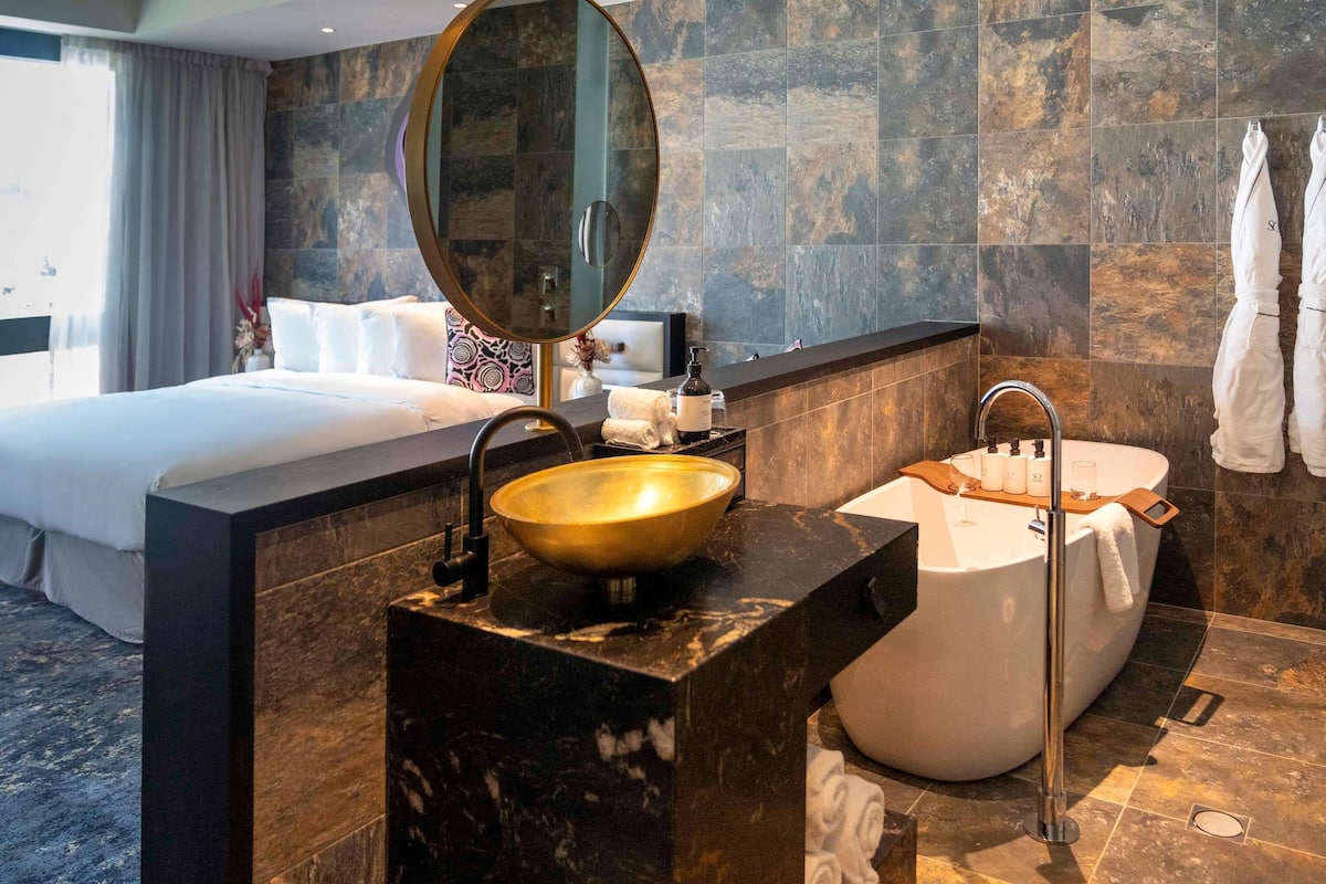 Studio, 1 King Bed | 1 bedroom, premium bedding, minibar, in-room safe