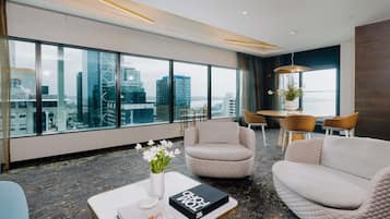 Seprai premium, minibar, brankas, dan meja kerja