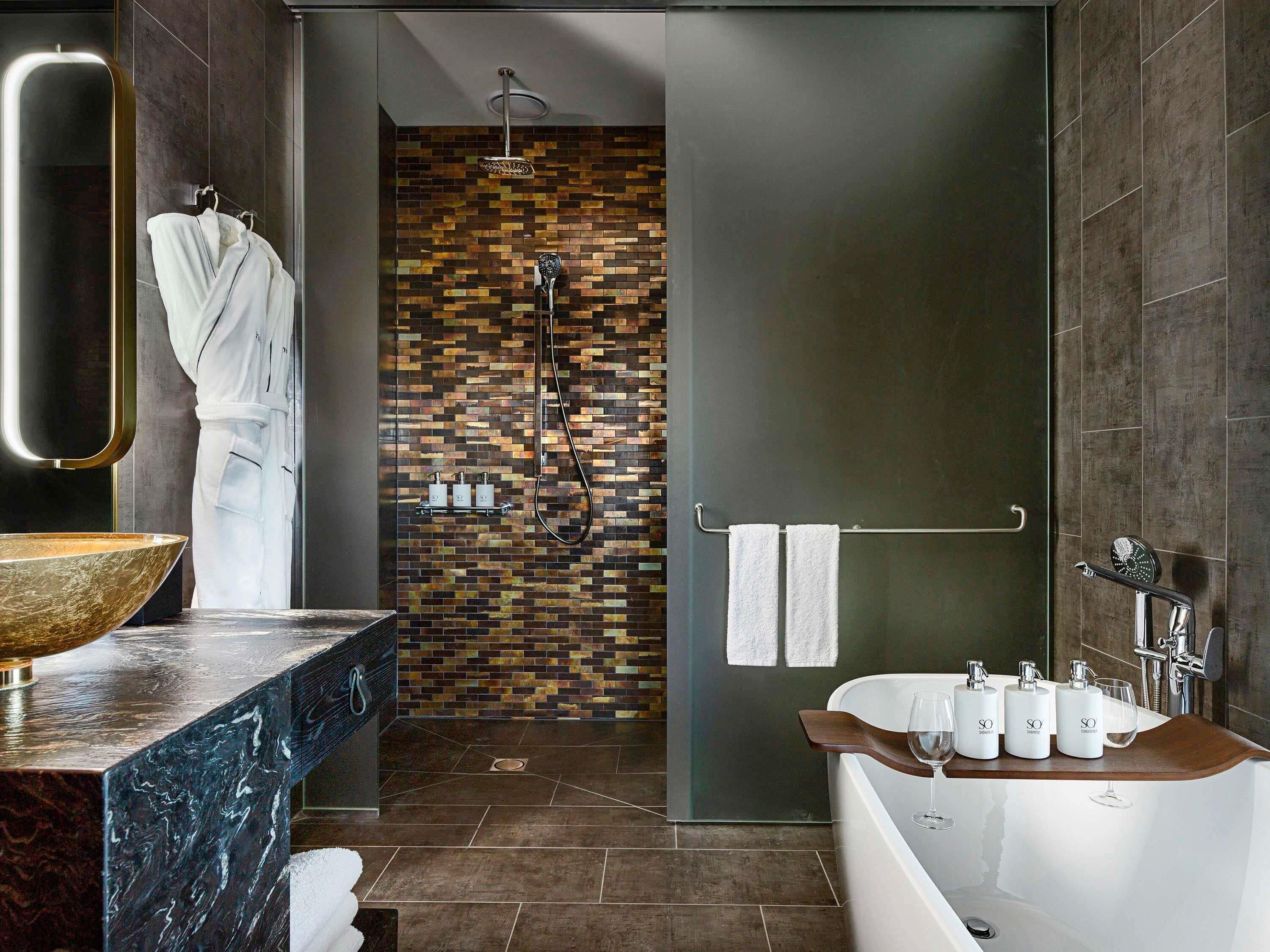 เครื่องนอนระดับพรีเมียม, มินิบาร์, ตู้นิรภัยในห้องพัก, โต๊ะทำงาน