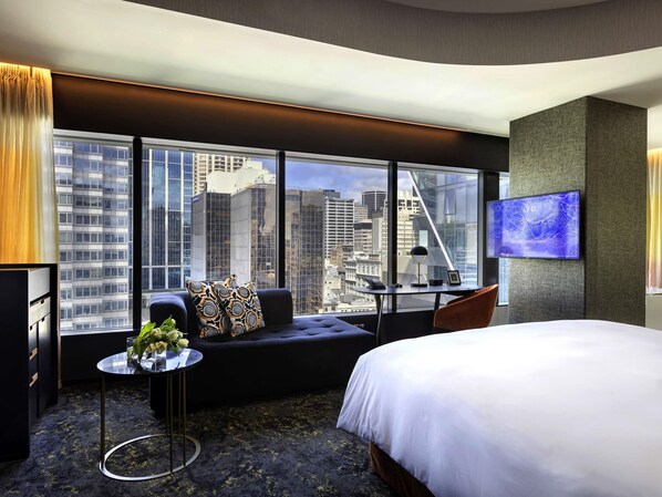 أغطية فراش متميزة وميني بار وخزنة داخل الغرفة ومكتب