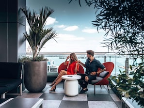 2 bars/lounges, rooftop bar