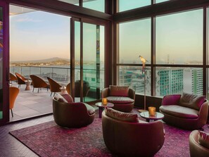 2 quầy bar/khu lounge, bar ở tầng thượng 