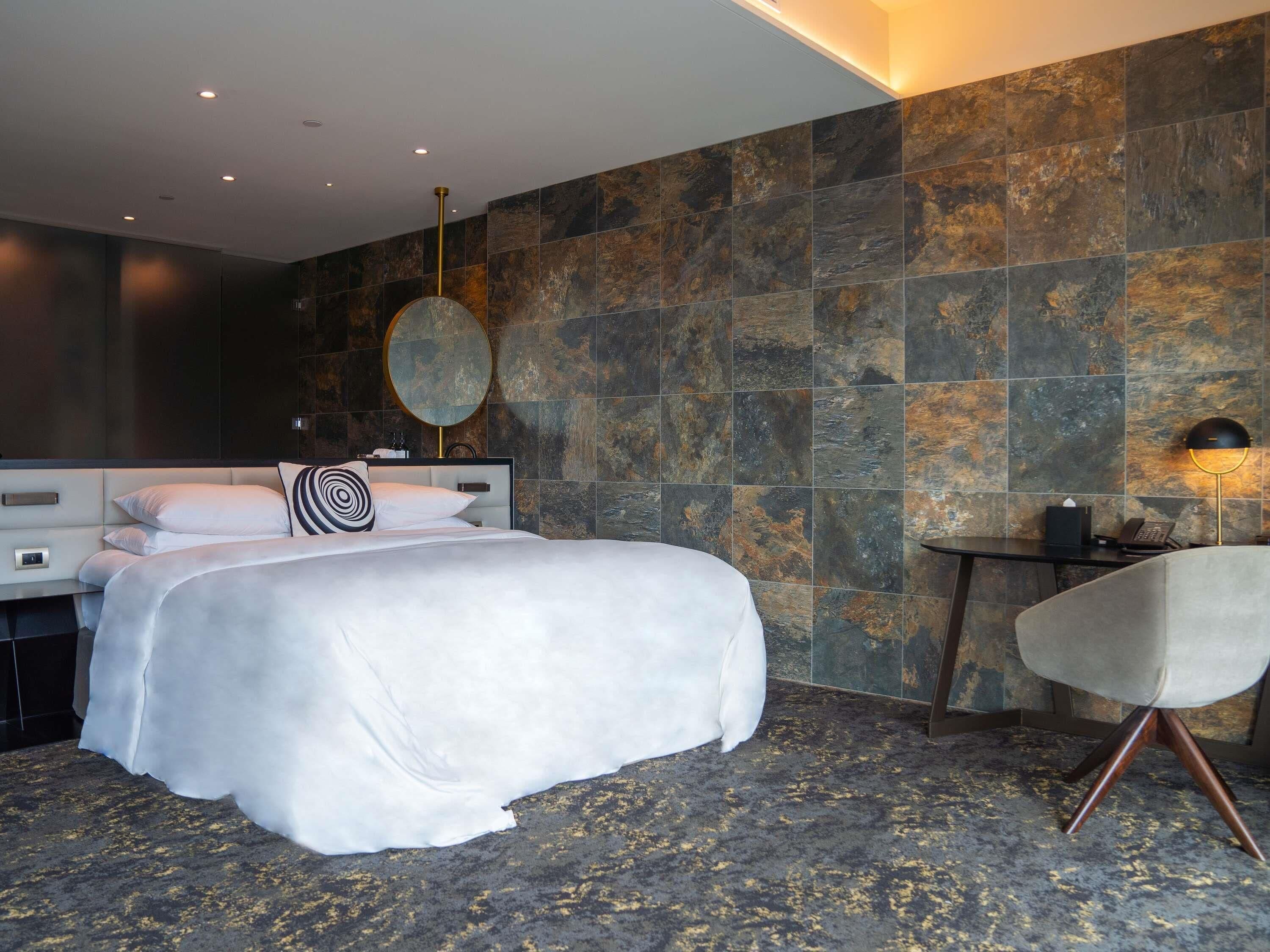 สตูดิโอ, เตียงคิงไซส์ 1 เตียง | เครื่องนอนระดับพรีเมียม, มินิบาร์, ตู้นิรภัยในห้องพัก, โต๊ะทำงาน