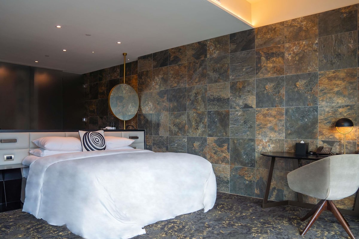 Estudio, 1 cama de matrimonio grande | Ropa de cama de alta calidad, minibar, caja fuerte y escritorio