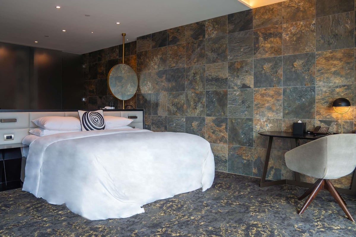 Studio, 1 King Bed | Premium bedding, minibar, in-room safe, desk