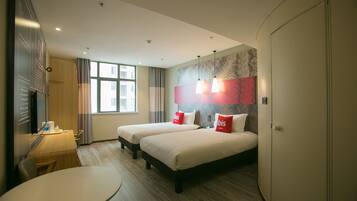 أسرّة بإسفنج يتكيف مع شكل الجسم وعناصر مجانية داخل الميني بار