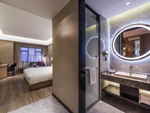 Deluxe-værelse - 1 kingsize-seng | Premium-sengetøj, skrivebord, mørklægningsgardiner, lydisolering