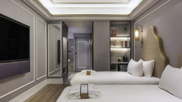 Bộ đồ giường cao cấp, bàn, màn/rèm cản sáng, phòng cách âm