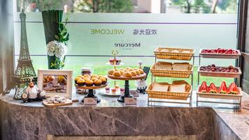 Daily buffet breakfast (CNY 69 per person)