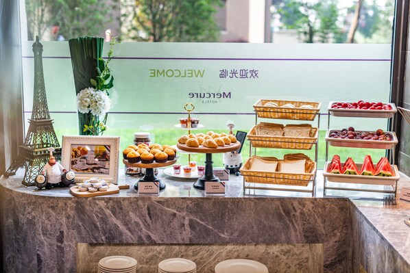 Daily buffet breakfast (CNY 69 per person) - Mercure Shanghai Jiuting (Shanghai)