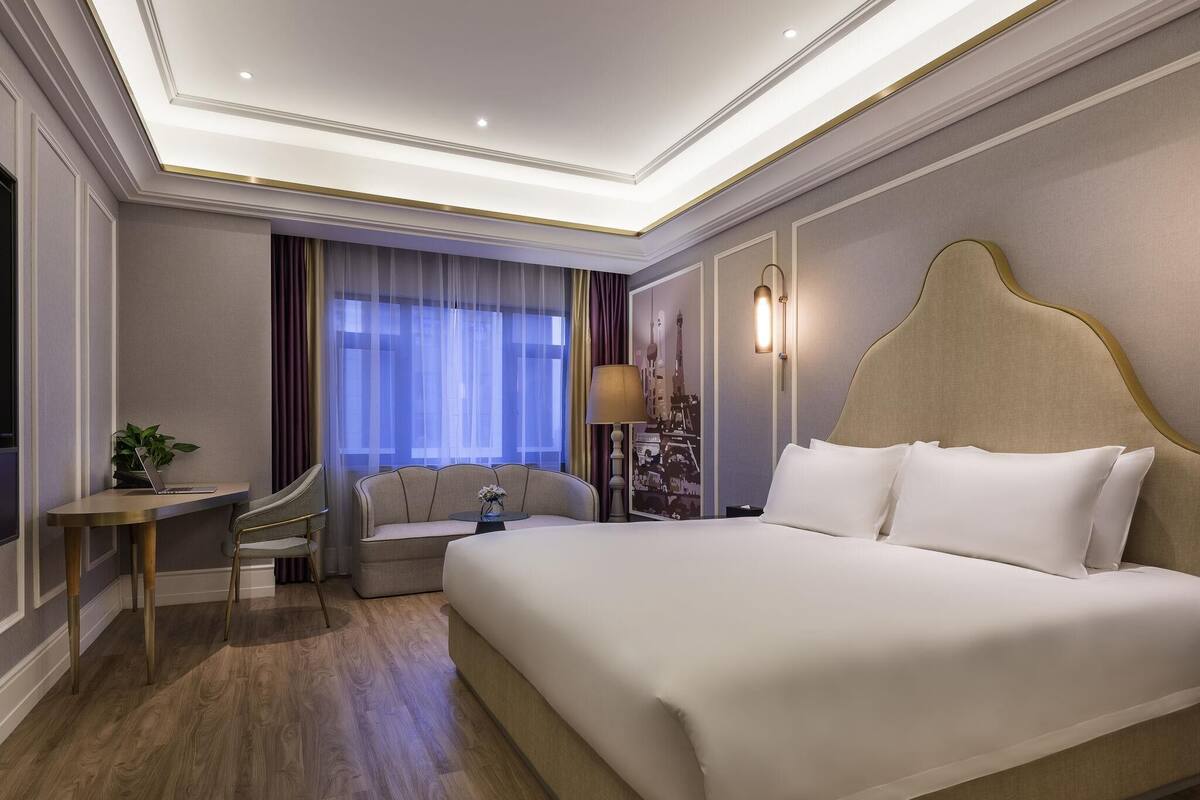 Camera Deluxe, 1 letto king | Biancheria da letto di alta qualità, una scrivania, tende oscuranti