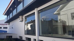 Un bâtiment moderne doté de grandes fenêtres et de systèmes de climatisation.