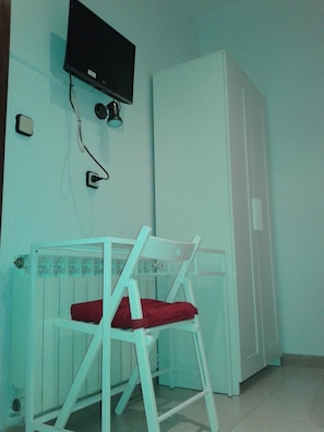 Free WiFi, bed sheets - Hostal Ruta de Francia (Barcelona)