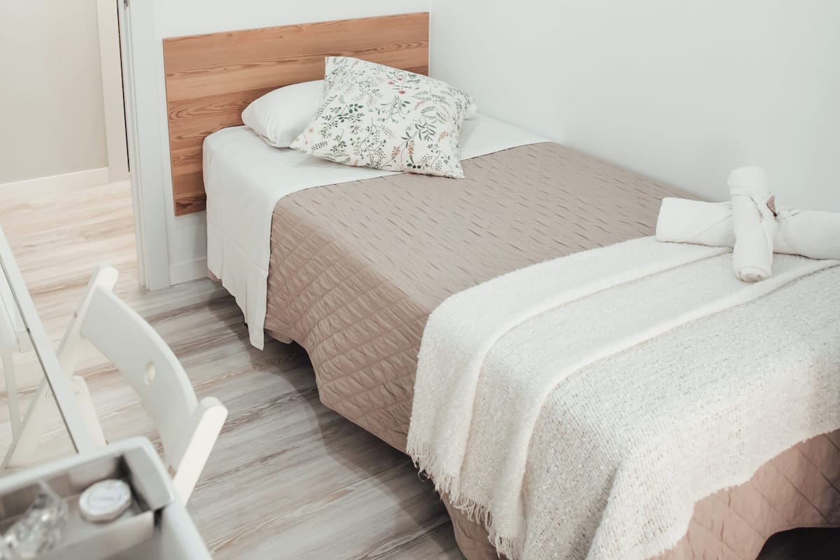 Chambre Simple, salle de bains commune
