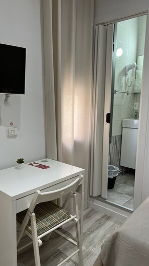 Free WiFi, bed sheets - Hostal Ruta de Francia (Barcelona)