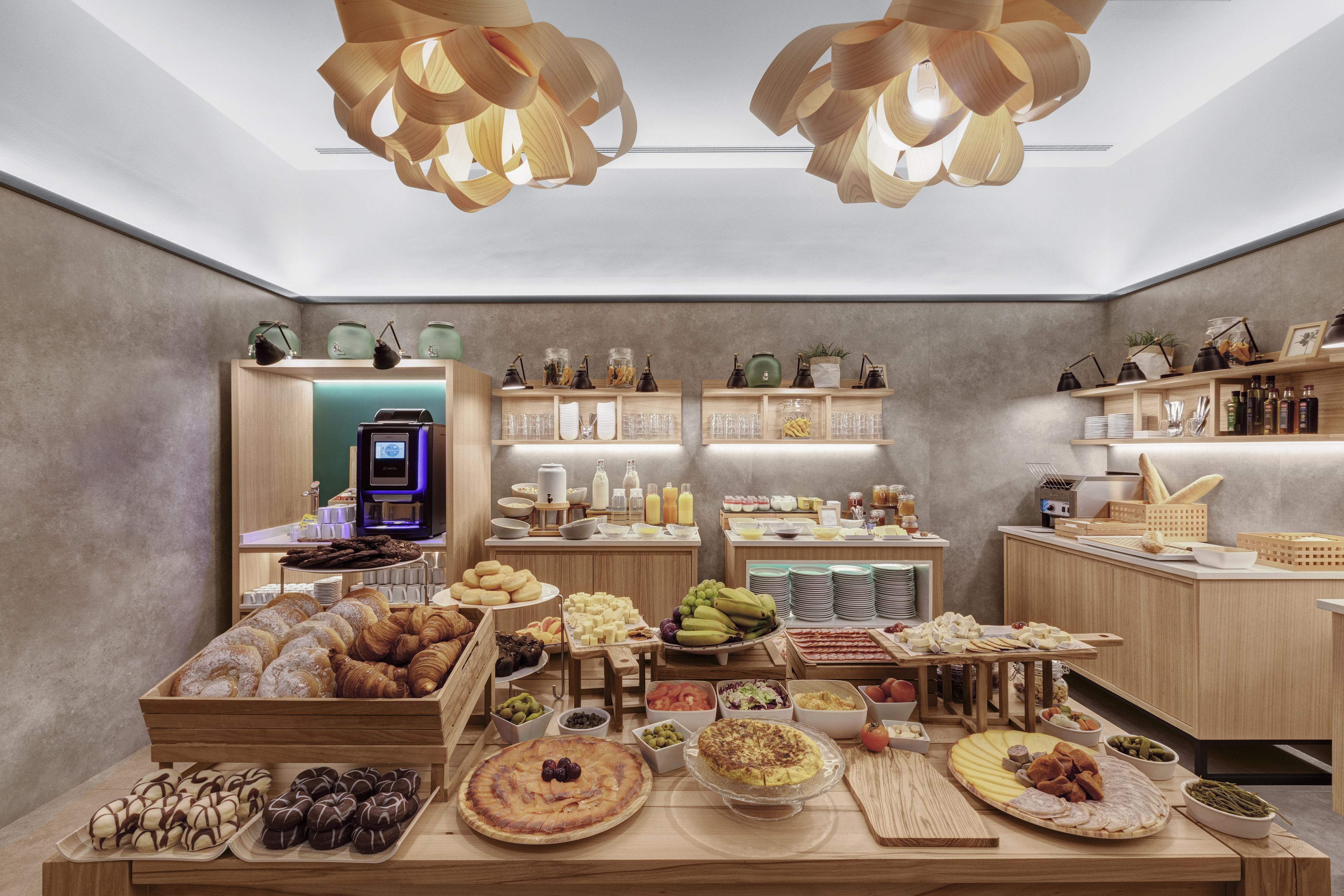 อาหารเช้าชุดใหญ่สไตล์อังก  ฤษทุกวัน (EUR 14 ต่อคน)