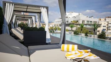 Alberca techada, alberca al aire libre y camastros