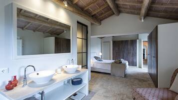 Villa | Bilik Mandi | Tab mandi dan pancuran berasingan, tab mandi rendaman dalam