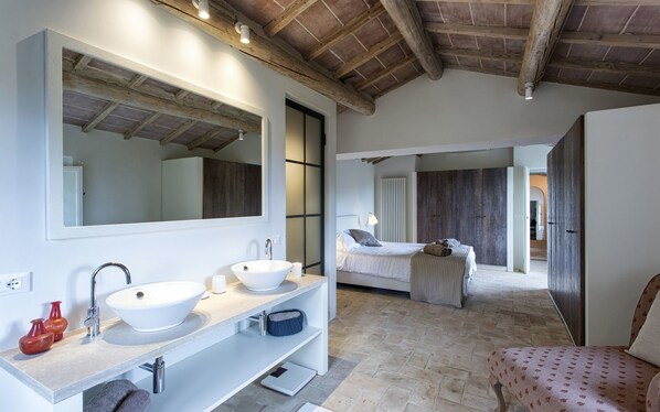 Villa | Bathroom | Separate bathtub and shower, deep-soaking bathtub, free toiletries - Villa Pomona (Cortona)