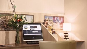 Lobby-lounge