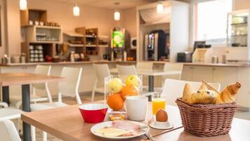 Petit déjeuner buffet (9.9 EUR par personne)