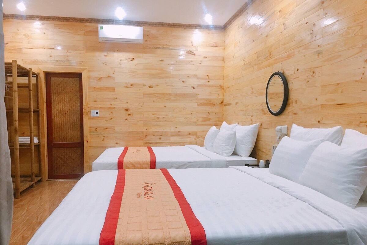 Habitación cuádruple ejecutiva | Sábanas de algodón egipcio, ropa de cama de alta calidad y edredón