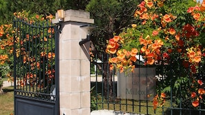 Una entrada cerrada con un letrero que dice "Domaine de Millox".
