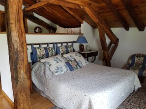 Quarto casal família, 1 cama Queen, para não fumantes, vista para a piscina | 1 quarto, roupas de cama premium, individualmente decorados