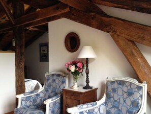 Quarto casal família, 1 cama Queen, para não fumantes, vista para a piscina | Área de estar