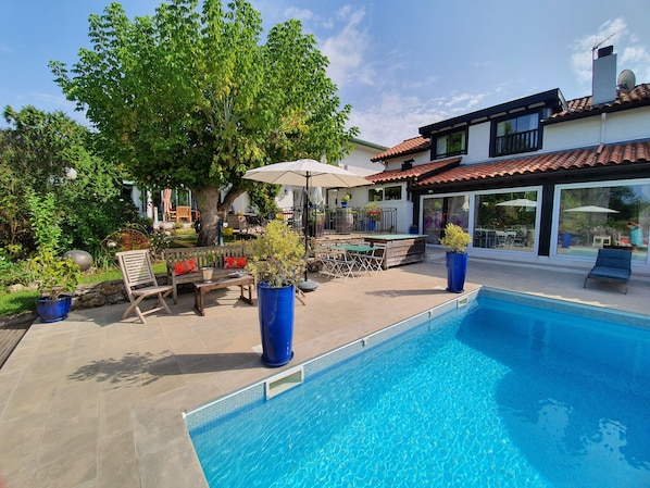 Piscina all'aperto, con ingresso dalle 09:30 alle 20:30, lettini