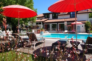 Piscina all'aperto, con ingresso dalle 09:30 alle 20:30, lettini