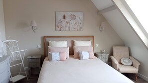 Comfort Double Room, Private Bathroom (Alice) | Select Comfort beds, individually decorated, individually furnished - Couleurs du Temps - Près Giverny (Limetz-Villez)