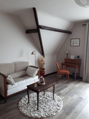 Comfort Suite (2 separate bedrooms with shared bathroom) | Individually decorated, individually furnished, desk, bed sheets