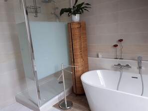 Comfort Suite (2 separate bedrooms with shared bathroom) | Bathroom | Separate tub and shower, rainfall showerhead, hair dryer, bathrobes - Couleurs du Temps - Près Giverny (Limetz-Villez)