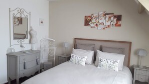 Comfort Double Room, Private Bathroom (Alice) | Individually decorated, individually furnished, desk, bed sheets