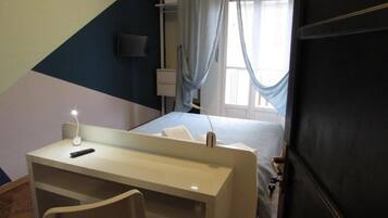 Camera | Una scrivania, Wi-Fi gratuito, lenzuola