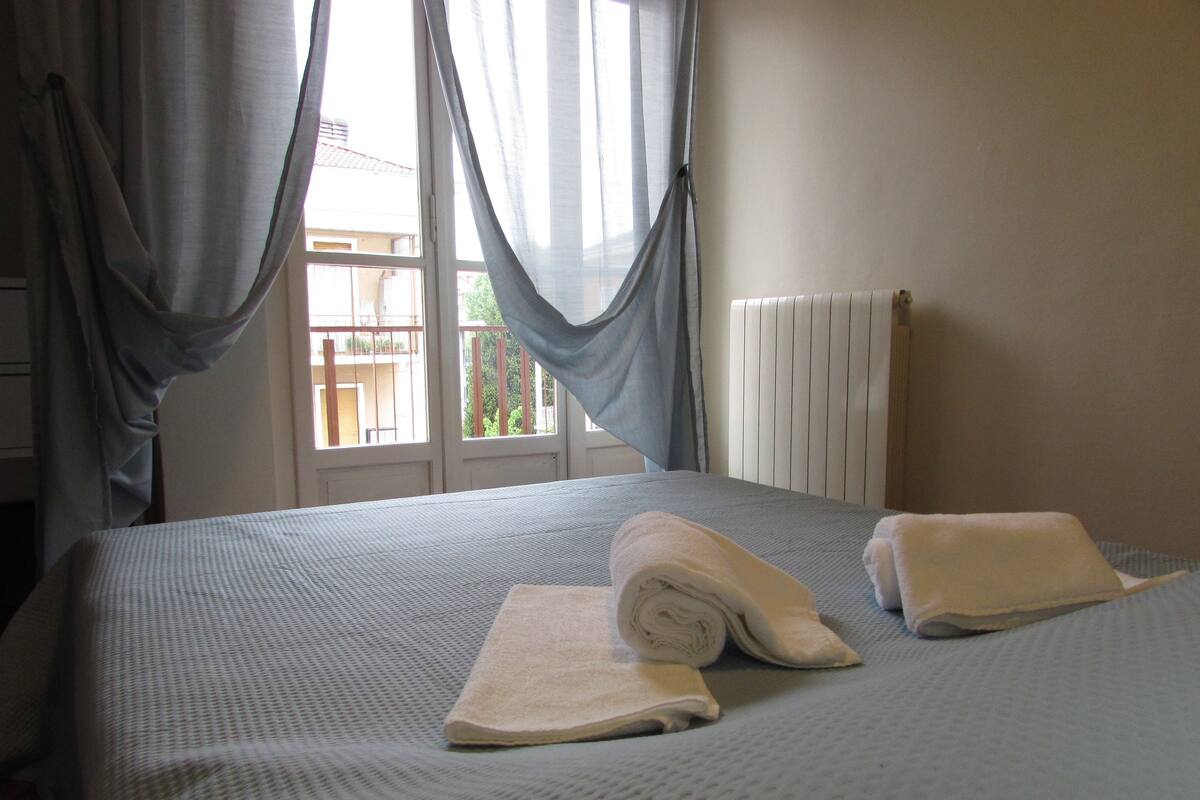 Doppia Standard, bagno condiviso | 3 camere, una scrivania, Wi-Fi gratuito, lenzuola