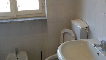 Ducha, artículos de higiene personal gratuitos, bidé y toallas