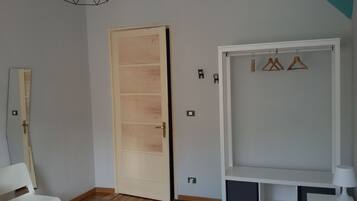 Doppia Standard, bagno condiviso | Una scrivania, Wi-Fi gratuito, lenzuola