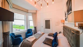 The Selfish Giant | Cofres nos quartos, escrivaninha, cortinas blackout