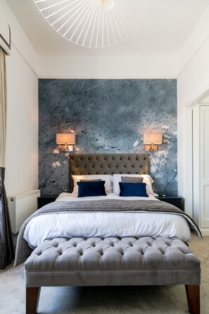 Doppia Deluxe, 1 letto matrimoniale con divano letto, bagno privato, vista mare | Una cassaforte in camera, una scrivania, tende oscuranti