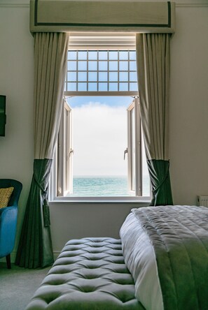 Dobbeltrom – deluxe, 1 dobbeltseng med sovesofa, privat bad, sjøutsikt | Safe på rommet, skrivebord, blendingsgardiner og strykejern/-brett