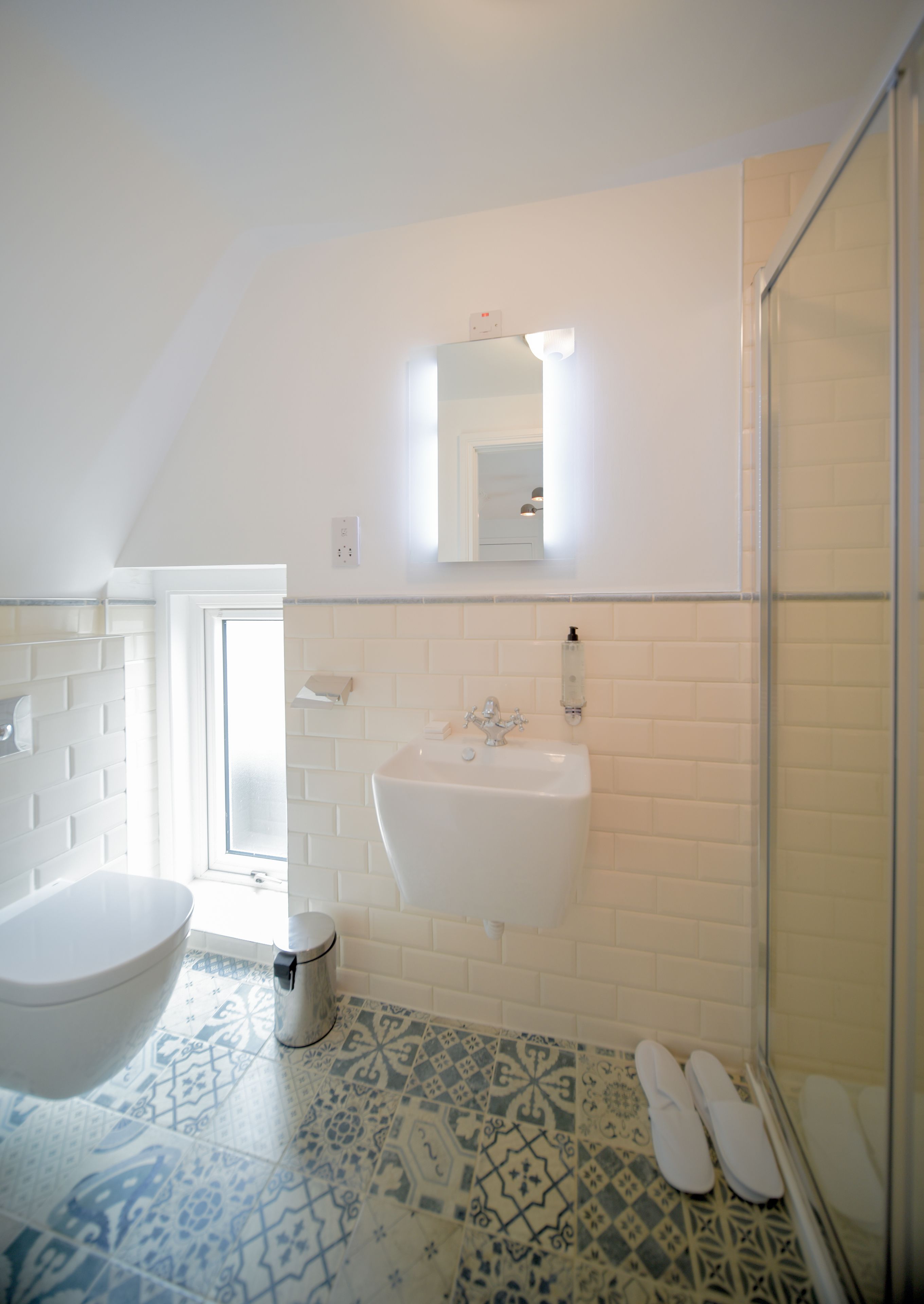 the happy prince | bathroom | shower, free toiletries, hair dryer, towels