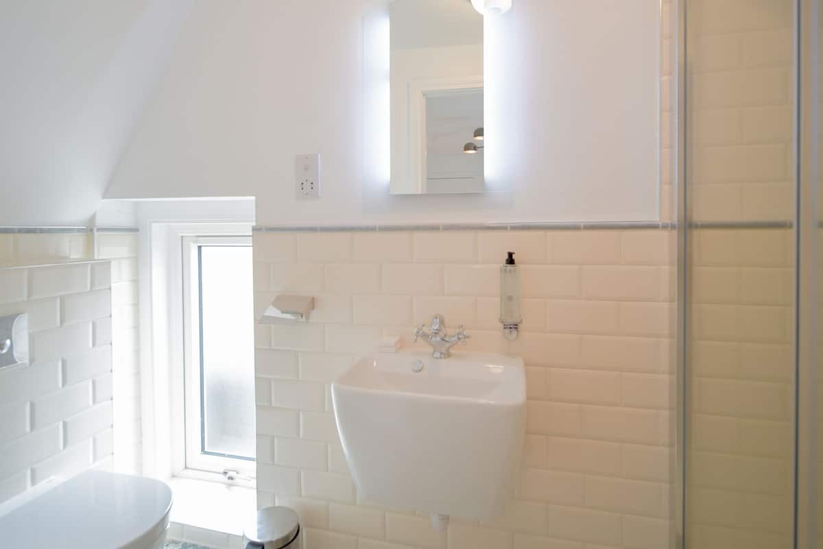 the happy prince | bathroom | shower, free toiletries, hair dryer, towels