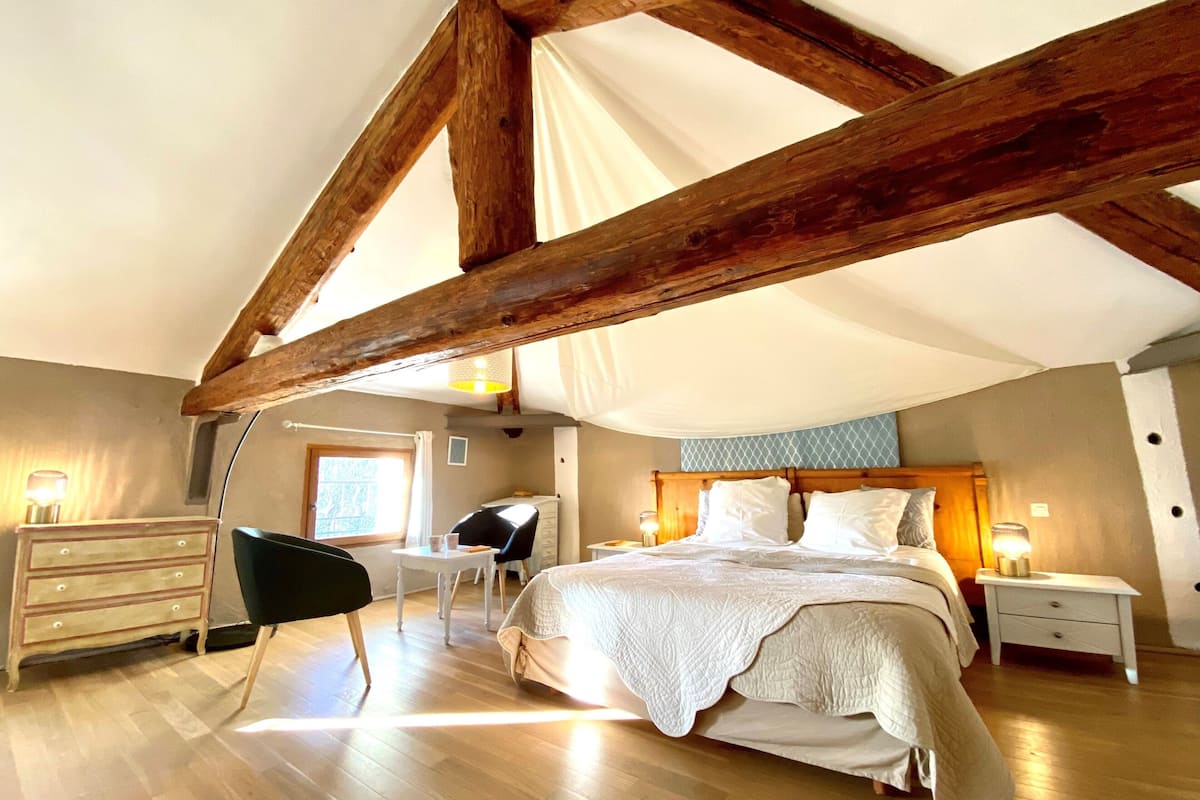 Romantische driepersoonskamer, 1 slaapkamer | 1 slaapkamer, gratis wifi, beddengoed