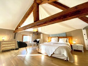 Romantische driepersoonskamer, 1 slaapkamer | Gratis wifi, beddengoed